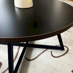 Table basse ronde moderne noire/marron avec pieds en métal en X et plateau en bois vieilli
