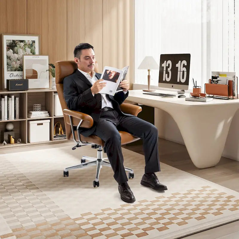 Chaise de bureau ergonomique pivotante à dossier haut, en cuir synthétique couleur camel, capitonnée, réglable, une seule unité