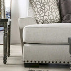 Canapé de transition gris clair avec garniture cloutée et coussins décoratifs, 3 places