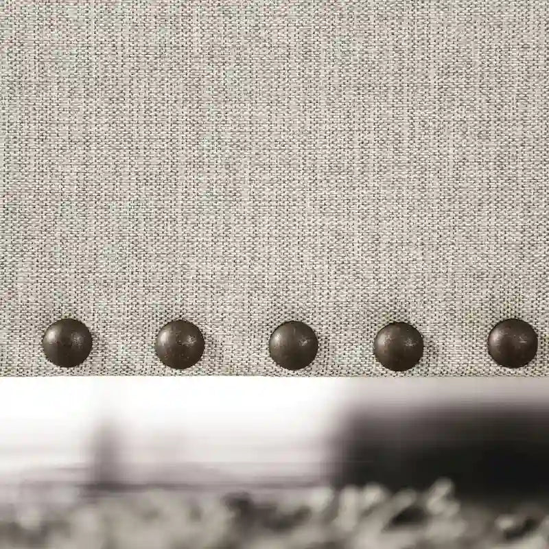 Canapé de transition gris clair avec garniture cloutée et coussins décoratifs, 3 places