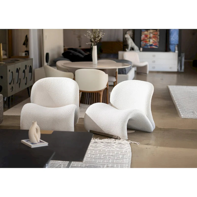 Fauteuil d'appoint blanc moderne avec dossier incurvé et base chromée, simple