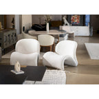 Fauteuil d'appoint blanc moderne avec dossier incurvé et base chromée, simple