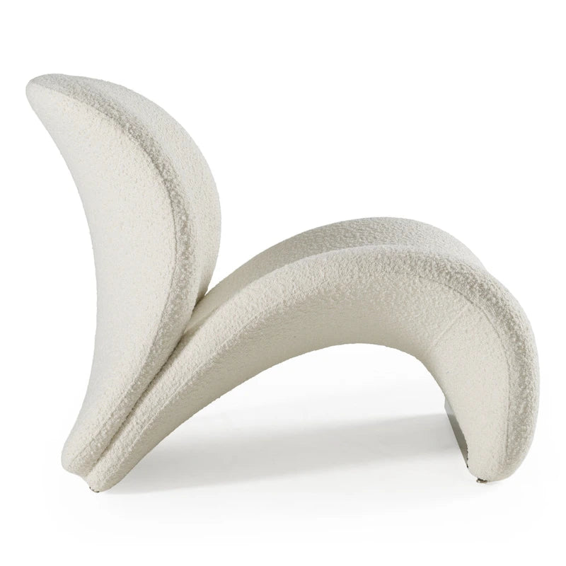 Fauteuil d'appoint blanc moderne avec dossier incurvé et base chromée, simple