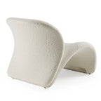 Fauteuil d'appoint blanc moderne avec dossier incurvé et base chromée, simple
