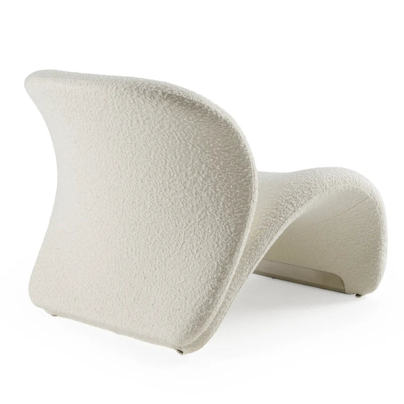 Fauteuil d'appoint blanc moderne avec dossier incurvé et base chromée, simple
