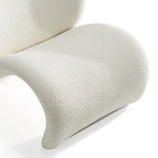 Fauteuil d'appoint blanc moderne avec dossier incurvé et base chromée, simple