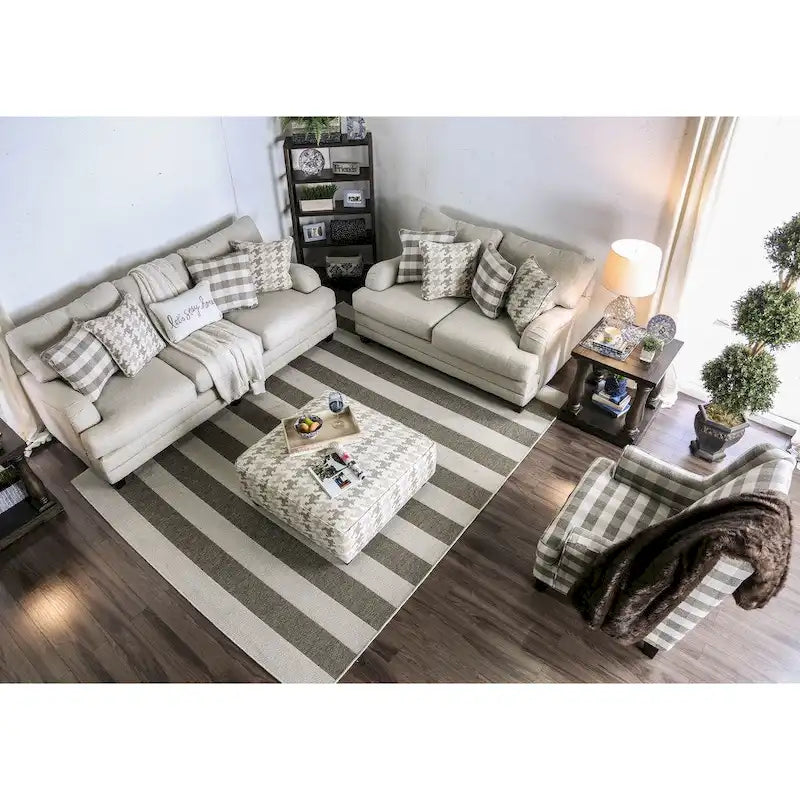 Canapé de transition gris clair avec accoudoirs rembourrés et coussins décoratifs, 3 places