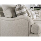 Canapé de transition gris clair avec accoudoirs rembourrés et coussins décoratifs, 3 places