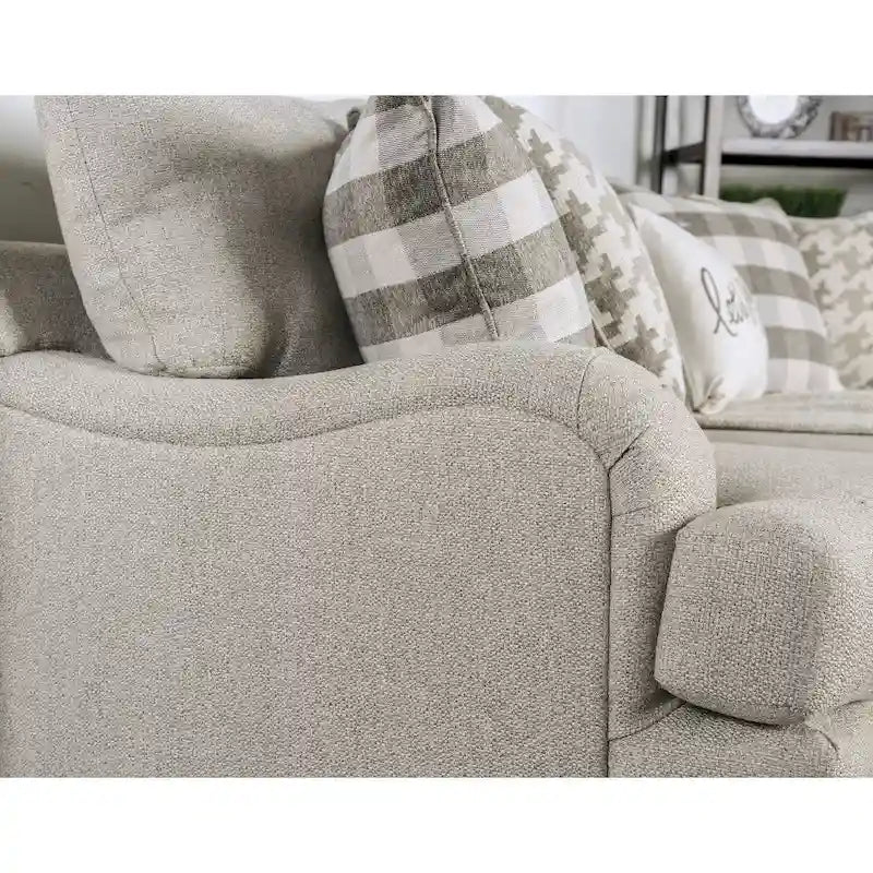 Canapé de transition gris clair avec accoudoirs rembourrés et coussins décoratifs, 3 places