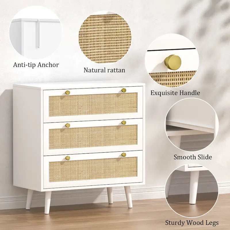 Commode mi-siècle moderne à 3 tiroirs, blanche avec façades en rotin et poignées dorées, pieds en pin, simple