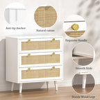 Commode mi-siècle moderne à 3 tiroirs, blanche avec façades en rotin et poignées dorées, pieds en pin, simple