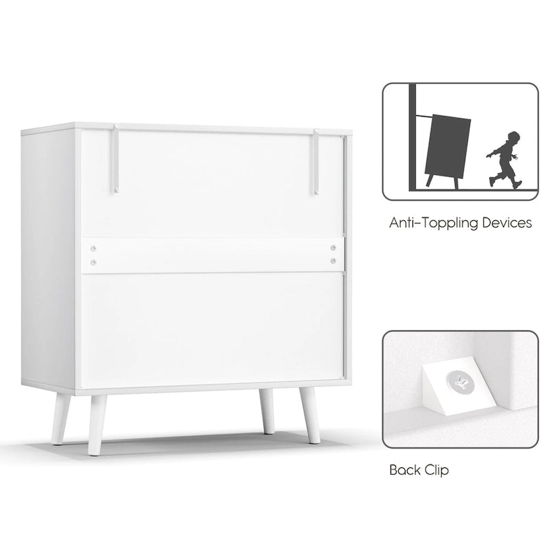 Commode mi-siècle moderne à 3 tiroirs, blanche avec façades en rotin et poignées dorées, pieds en pin, simple