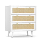 Commode mi-siècle moderne à 3 tiroirs, blanche avec façades en rotin et poignées dorées, pieds en pin, simple