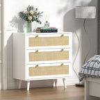 Commode mi-siècle moderne à 3 tiroirs, blanche avec façades en rotin et poignées dorées, pieds en pin, simple