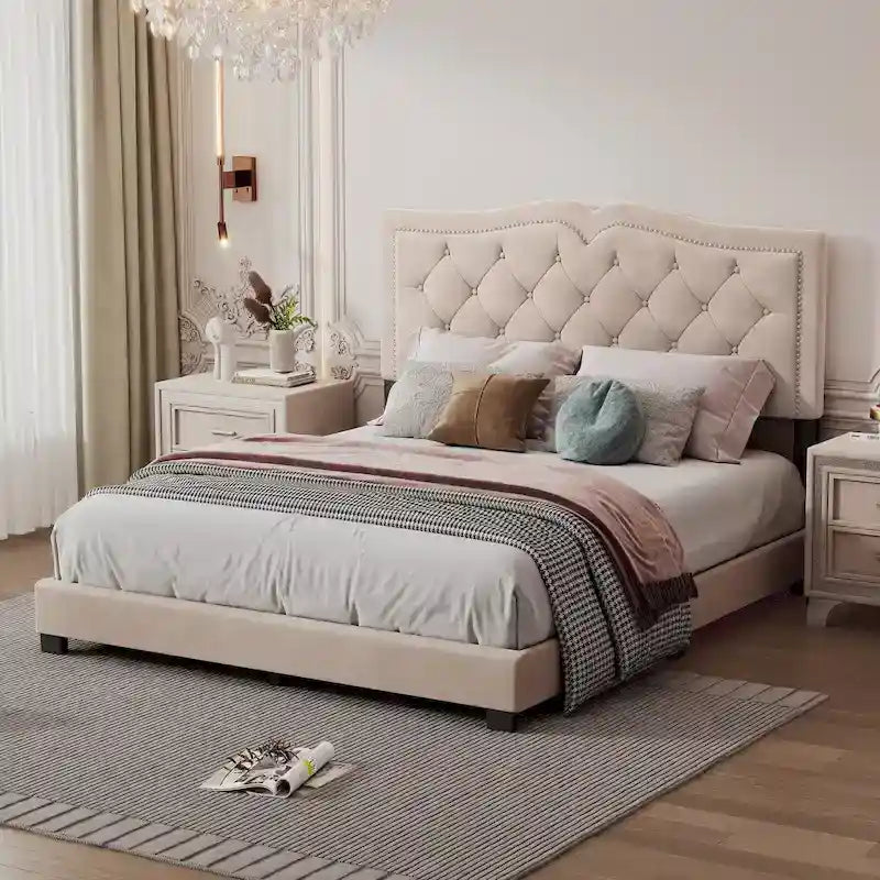 Lit plate-forme capitonné Queen Velvet avec tête de lit rivetée, Rose / Beige / Gris, Pour 2