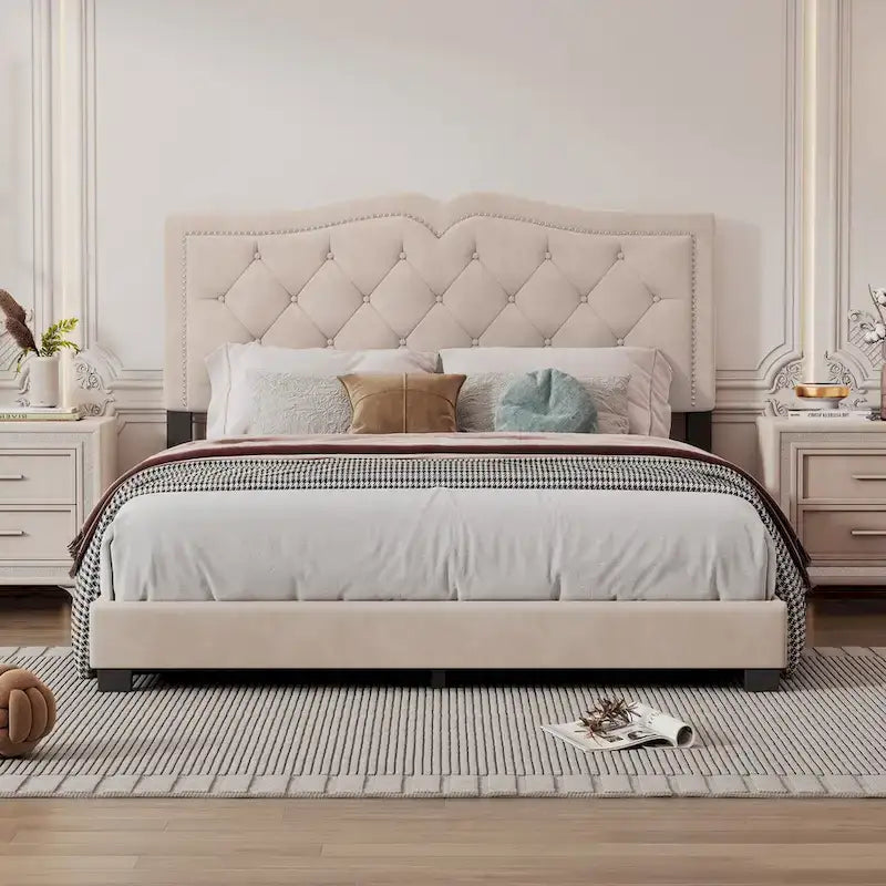 Lit plate-forme capitonné Queen Velvet avec tête de lit rivetée, Rose / Beige / Gris, Pour 2