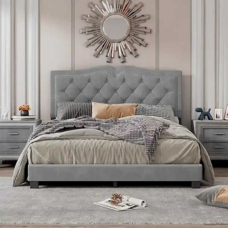 Lit plate-forme capitonné Queen Velvet avec tête de lit rivetée, Rose / Beige / Gris, Pour 2