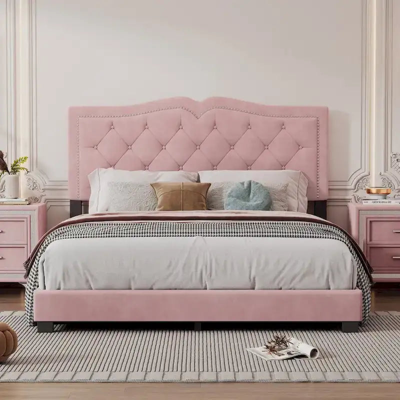 Lit plate-forme capitonné Queen Velvet avec tête de lit rivetée, Rose / Beige / Gris, Pour 2