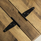 Table basse carrée à plateau relevable de style campagnard, blanc antique/naturel, avec rangement caché et pieds en pin