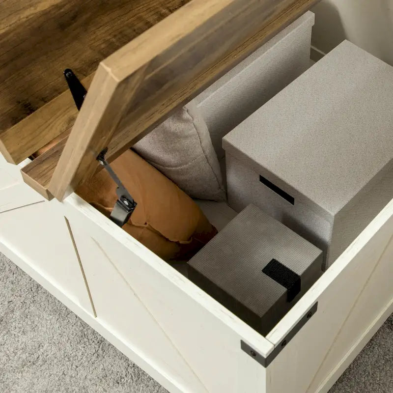 Table basse carrée à plateau relevable de style campagnard, blanc antique/naturel, avec rangement caché et pieds en pin